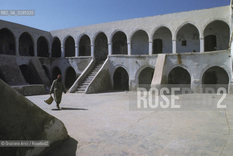 ( TUNISIA )  ISOLA DJERBA ( JERBA ) : FONDOUK ( FONDACO ) - © 1996 Graziano Arici/Rosebud2 / GEO / ARCHITETTURA