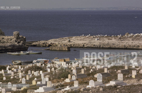 ( TUNISIA ) PORTO DI MAHDIA : IL CIMITERO MARINO  - © 1996 Graziano Arici/Rosebud2 / GEO