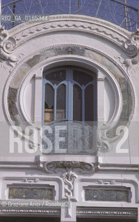 ( TUNISIA ) SFAX : UNA CASA IN AVENUE DE LA REPUBLIQUE  - © 1996 Graziano Arici/Rosebud2 / GEO / LIBERTY / ARCHITETTURA / FINESTRA