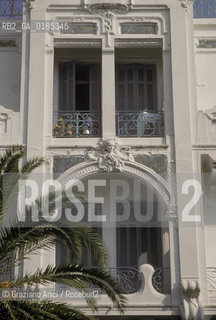 ( TUNISIA ) SFAX : UNA CASA IN AVENUE DE LA REPUBLIQUE  - © 1996 Graziano Arici/Rosebud2 / GEO / LIBERTY / ARCHITETTURA / FINESTRA