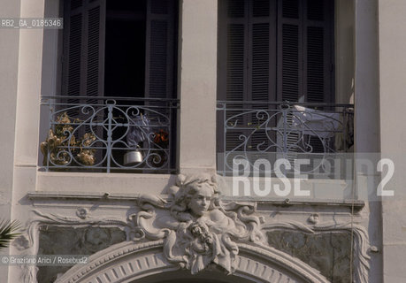 ( TUNISIA ) SFAX : UNA CASA IN AVENUE DE LA REPUBLIQUE  - © 1996 Graziano Arici/Rosebud2 / GEO / LIBERTY / ARCHITETTURA / FINESTRA