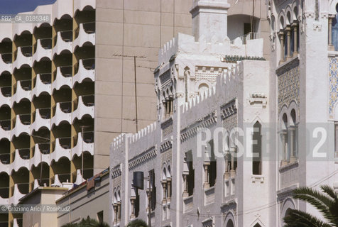( TUNISIA ) SFAX : PALAZZI IN AVENUE DE LA REPUBLIQUE  - © 1996 Graziano Arici/Rosebud2 / GEO