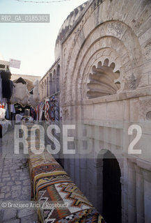 ( TUNISIA ) SOUSSE : LA MOSCHEA E LA MEDINA  - © 1996 Graziano Arici/Rosebud2 / GEO / MERCATO / TAPPETI
