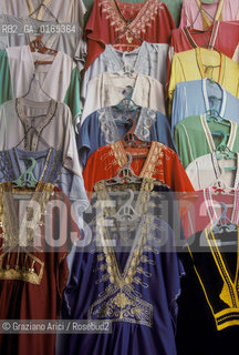 ( TUNISIA ) SOUSSE : IL SOUK  - © 1996 Graziano Arici/Rosebud2 / GEO / MERCATO / VESTITO