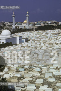 ( TUNISIA ) MONASTIR  : MAUSOLEO DELLA FAMIGLIA BOURGHIBA E CIMITERO  - © 1996 Graziano Arici/Rosebud2 / GEO