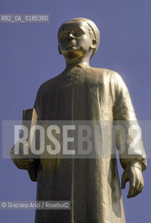 ( TUNISIA ) MANASTIR  : MAUSOLEO DELLA FAMIGLIA BOURGHIBA E CIMITERO  - © 1996 Graziano Arici/Rosebud2 / GEO / STATUA