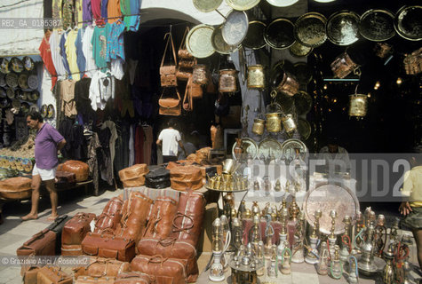 ( TUNISIA ) HAMMAMET  : NEGOZIO DI SOUVENIR  - © 1996 Graziano Arici/Rosebud2 / GEO