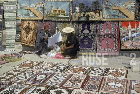 ( TUNISIA ) HAMMAMET  : NEGOZIO DI SOUVENIR  - © 1996 Graziano Arici/Rosebud2 / GEO / TAPPETI