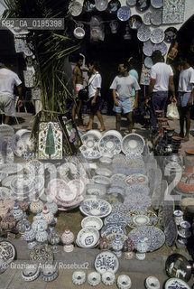 ( TUNISIA ) HAMMAMET  : I SOUKS - NEGOZIO DI SOUVENIR  - © 1996 Graziano Arici/Rosebud2 / GEO / MERCATO