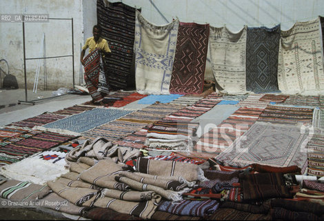 ( TUNISIA ) HAMMAMET  : I SOUKS - NEGOZIO DI SOUVENIR  - © 1996 Graziano Arici/Rosebud2 / GEO / MERCATO / TAPPETI