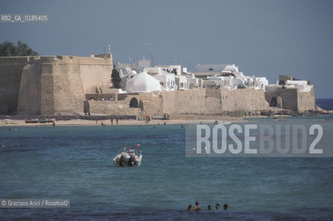 ( TUNISIA ) HAMMAMET  : LA SPIAGGIA E LA MEDINA  - © 1996 Graziano Arici/Rosebud2 / GEO