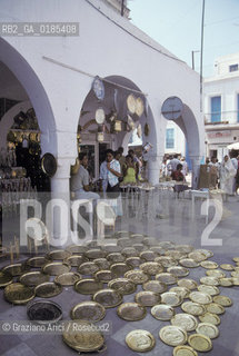 ( TUNISIA ) HAMMAMET  : I SOUKS - NEGOZIO DI SOUVENIR  - © 1996 Graziano Arici/Rosebud2 / GEO / MERCATO