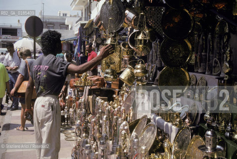 ( TUNISIA ) HAMMAMET  : I SOUKS - NEGOZIO DI SOUVENIR  - © 1996 Graziano Arici/Rosebud2 / GEO / MERCATO