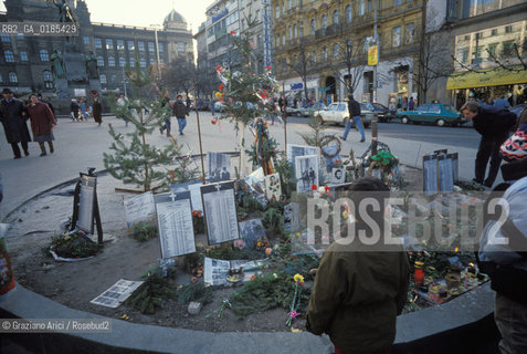 ( REPUBBLICA CECA ) PRAGA : PIAZZA VENCESLAO  ( VACLAVSKE NAMESTI ) RICORDO DEI CADUTI NELLA  PRIMAVERA  - © 1986 Graziano Arici/Rosebud2 / GEO