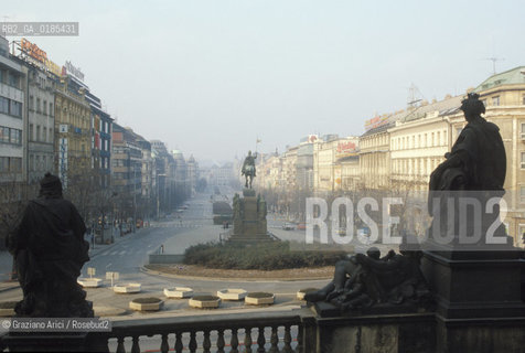 ( REPUBBLICA CECA ) PRAGA : PIAZZA VENCESLAO  ( VACLAVSKE NAMESTI ) - © 1986 Graziano Arici/Rosebud2 / GEO