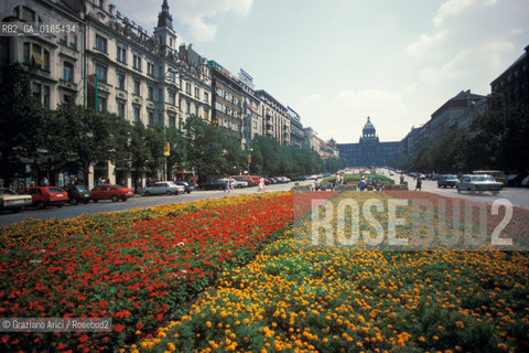 ( REPUBBLICA CECA ) PRAGA : PIAZZA VENCESLAO  ( VACLAVSKE NAMESTI ) - © 1986 Graziano Arici/Rosebud2 / GEO