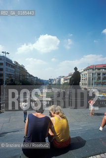 ( REPUBBLICA CECA ) PRAGA : PIAZZA VENCESLAO  ( VACLAVSKE NAMESTI ) - © 1986 Graziano Arici/Rosebud2 / GEO
