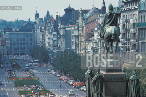 ( REPUBBLICA CECA ) PRAGA : PIAZZA VENCESLAO  ( VACLAVSKE NAMESTI ) - © 1986 Graziano Arici/Rosebud2 / GEO