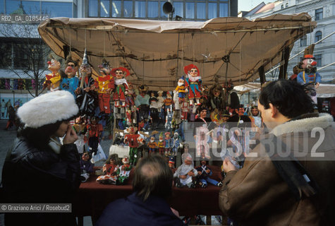 ( REPUBBLICA CECA ) PRAGA : PIAZZA VENCESLAO  ( VACLAVSKE NAMESTI ) - © 1986 Graziano Arici/Rosebud2 / GEO  / MARIONETTE