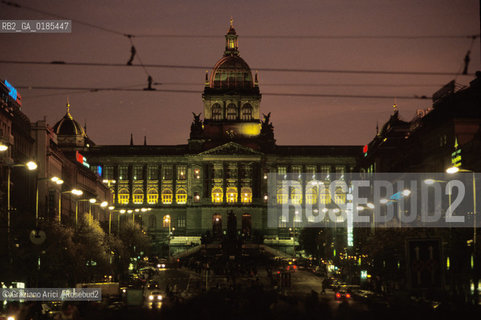 ( REPUBBLICA CECA ) PRAGA : PIAZZA VENCESLAO  ( VACLAVSKE NAMESTI ) - © 1986 Graziano Arici/Rosebud2 / GEO