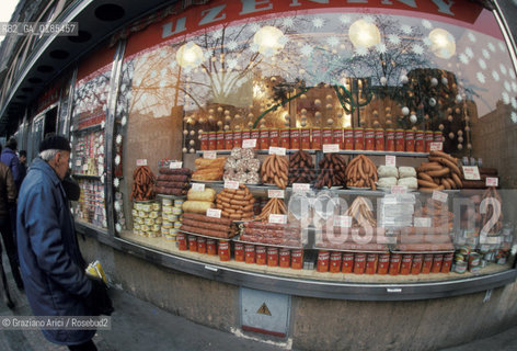 ( REPUBBLICA CECA ) PRAGA : QUARTIERE DI STARE MESTO - NEGOZIO DI ALIMENTARI - © 1986 Graziano Arici/Rosebud2 / GEO  / GASTRONOMIA