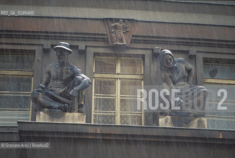 ( REPUBBLICA CECA ) PRAGA : QUARTIERE DI STARE MESTO - CASA  - © 1986 Graziano Arici/Rosebud2 / GEO  / STATUA / NEVE