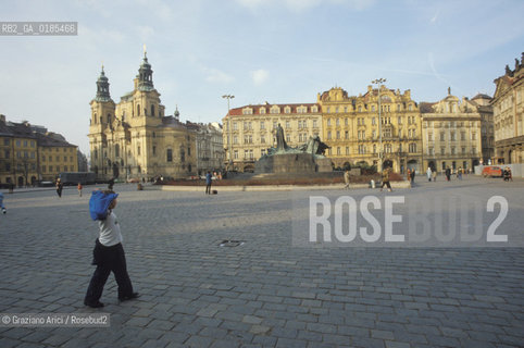 ( REPUBBLICA CECA ) PRAGA : QUARTIERE DI STARE MESTO -  STAROMESTSKE NEMESTI ( PIAZZA DELLA CITTA VECCHIA ) - © 1986 Graziano Arici/Rosebud2 / GEO