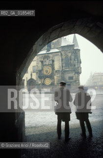 ( REPUBBLICA CECA ) PRAGA : QUARTIERE DI STARE MESTO -  STAROMESTSKE NEMESTI ( PIAZZA DELLA CITTA VECCHIA ) - © 1986 Graziano Arici/Rosebud2 / GEO