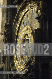 ( REPUBBLICA CECA ) PRAGA : QUARTIERE DI STARE MESTO -  STAROMESTSKE NEMESTI ( PIAZZA DELLA CITTA VECCHIA ) OROLOGIO ASTRONOMICO  - © 1986 Graziano Arici/Rosebud2 / GEO