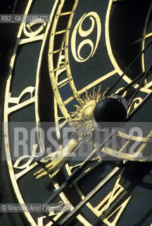 ( REPUBBLICA CECA ) PRAGA : QUARTIERE DI STARE MESTO -  STAROMESTSKE NEMESTI ( PIAZZA DELLA CITTA VECCHIA ) OROLOGIO ASTRONOMICO  - © 1986 Graziano Arici/Rosebud2 / GEO / MANO / NUMERO