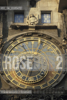( REPUBBLICA CECA ) PRAGA : QUARTIERE DI STARE MESTO -  STAROMESTSKE NEMESTI ( PIAZZA DELLA CITTA VECCHIA ) OROLOGIO ASTRONOMICO  - © 1986 Graziano Arici/Rosebud2 / GEO