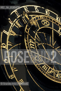 ( REPUBBLICA CECA ) PRAGA : QUARTIERE DI STARE MESTO -  STAROMESTSKE NEMESTI ( PIAZZA DELLA CITTA VECCHIA ) OROLOGIO ASTRONOMICO  - © 1986 Graziano Arici/Rosebud2 / GEO
