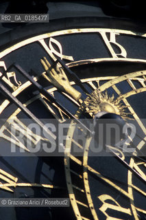 ( REPUBBLICA CECA ) PRAGA : QUARTIERE DI STARE MESTO -  STAROMESTSKE NEMESTI ( PIAZZA DELLA CITTA VECCHIA ) OROLOGIO ASTRONOMICO  - © 1986 Graziano Arici/Rosebud2 / GEO