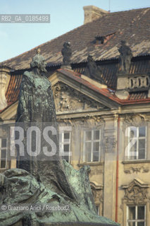 ( REPUBBLICA CECA ) PRAGA : QUARTIERE DI STARE MESTO -  STAROMESTSKE NEMESTI ( PIAZZA DELLA CITTA VECCHIA ) MONUMENTO A JAN HUS - © 1986 Graziano Arici/Rosebud2 / GEO