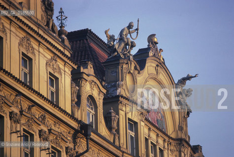 ( REPUBBLICA CECA ) PRAGA : QUARTIERE DI STARE MESTO -  STAROMESTSKE NEMESTI ( PIAZZA DELLA CITTA VECCHIA ) PALAZZO  - © 1986 Graziano Arici/Rosebud2 / GEO