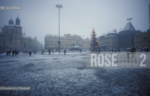 ( REPUBBLICA CECA ) PRAGA : QUARTIERE DI STARE MESTO -  STAROMESTSKE NEMESTI ( PIAZZA DELLA CITTA VECCHIA )  - © 1986 Graziano Arici/Rosebud2 / GEO  / NEVE