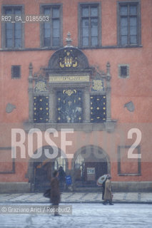 ( REPUBBLICA CECA ) PRAGA : QUARTIERE DI STARE MESTO -  STAROMESTSKE NEMESTI ( PIAZZA DELLA CITTA VECCHIA )  - © 1986 Graziano Arici/Rosebud2 / GEO  / NEVE