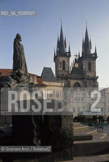 ( REPUBBLICA CECA ) PRAGA : QUARTIERE DI STARE MESTO -  STAROMESTSKE NEMESTI ( PIAZZA DELLA CITTA VECCHIA ) MONUMENTO A JAN HUS - © 1986 Graziano Arici/Rosebud2 / GEO