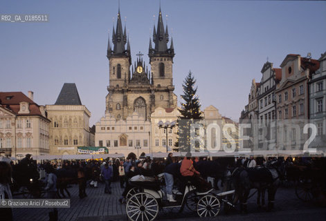 ( REPUBBLICA CECA ) PRAGA : QUARTIERE DI STARE MESTO -  STAROMESTSKE NEMESTI ( PIAZZA DELLA CITTA VECCHIA )  - © 1986 Graziano Arici/Rosebud2 / GEO