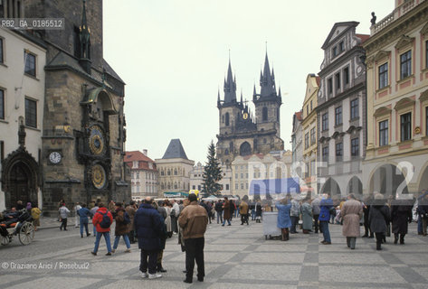 ( REPUBBLICA CECA ) PRAGA : QUARTIERE DI STARE MESTO -  STAROMESTSKE NEMESTI ( PIAZZA DELLA CITTA VECCHIA )  - © 1986 Graziano Arici/Rosebud2 / GEO