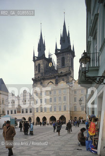 ( REPUBBLICA CECA ) PRAGA : QUARTIERE DI STARE MESTO -  STAROMESTSKE NEMESTI ( PIAZZA DELLA CITTA VECCHIA ) CHIESA DI TYN  - © 1986 Graziano Arici/Rosebud2 / GEO