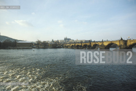 ( REPUBBLICA CECA ) PRAGA : IL FIUME MOLDAVA E IL PONTE CARLO ( KARLUV MOST ) - © 1986 Graziano Arici/Rosebud2 / GEO