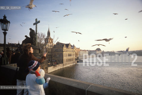( REPUBBLICA CECA ) PRAGA : IL FIUME MOLDAVA E IL PONTE CARLO ( KARLUV MOST ) - © 1986 Graziano Arici/Rosebud2 / GEO