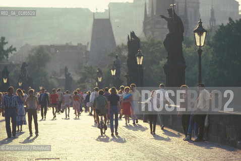( REPUBBLICA CECA ) PRAGA : IL PONTE CARLO ( KARLUV MOST ) - © 1986 Graziano Arici/Rosebud2 / GEO