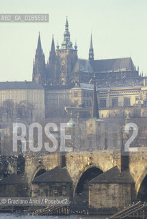 ( REPUBBLICA CECA ) PRAGA : IL FIUME MOLDAVA E IL PONTE CARLO ( KARLUV MOST ) - © 1986 Graziano Arici/Rosebud2 / GEO