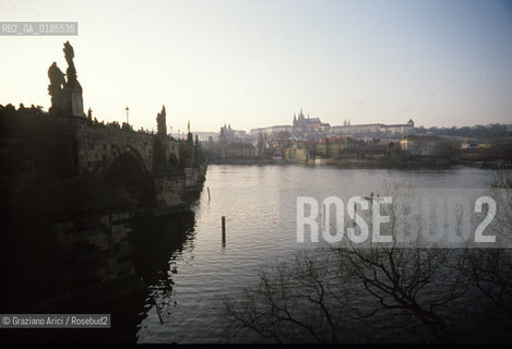 ( REPUBBLICA CECA ) PRAGA : IL FIUME MOLDAVA E IL PONTE CARLO ( KARLUV MOST ) - © 1986 Graziano Arici/Rosebud2 / GEO