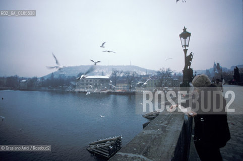 ( REPUBBLICA CECA ) PRAGA : IL FIUME MOLDAVA E IL PONTE CARLO ( KARLUV MOST ) - © 1986 Graziano Arici/Rosebud2 / GEO