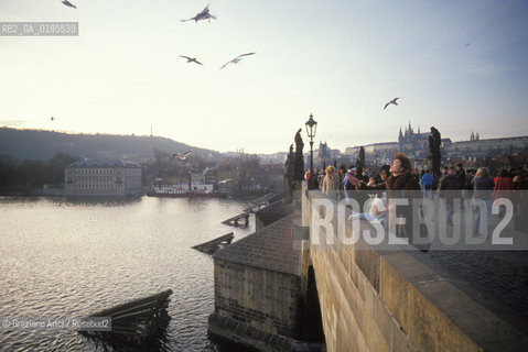 ( REPUBBLICA CECA ) PRAGA : IL FIUME MOLDAVA E IL PONTE CARLO ( KARLUV MOST ) - © 1986 Graziano Arici/Rosebud2 / GEO