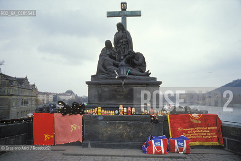 ( REPUBBLICA CECA ) PRAGA : IL FIUME MOLDAVA E IL PONTE CARLO ( KARLUV MOST ) - © 1986 Graziano Arici/Rosebud2 / GEO