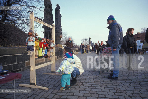 ( REPUBBLICA CECA ) PRAGA : IL FIUME MOLDAVA E IL PONTE CARLO ( KARLUV MOST ) - © 1986 Graziano Arici/Rosebud2 / GEO